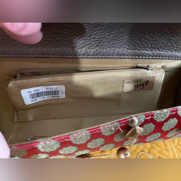 Unique Metro Bagz Cylinder Clutch Bag Purse Great Magnetic Closures Gold Red - Picture 3 of 5